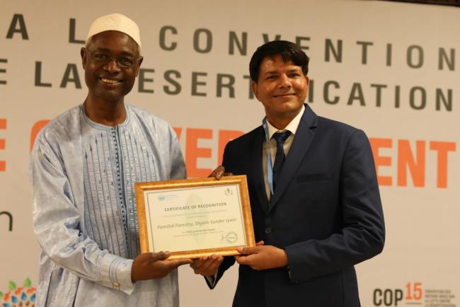 Ibrahim Thiaw, Executive Secretary, UNCCD, presents Shyam Sunder Jyani, Indian environmentalist and academic, as the winner of the award