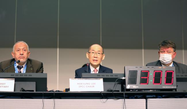 From L-R: Abdalah Mokssit, IPCC Secreatary; IPCC Chair Hoesung Lee; and Petteri Taalas, Secretary-General, World Meteorological Organization