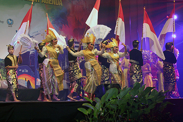 Modern dancers and Indonesian flag dancers