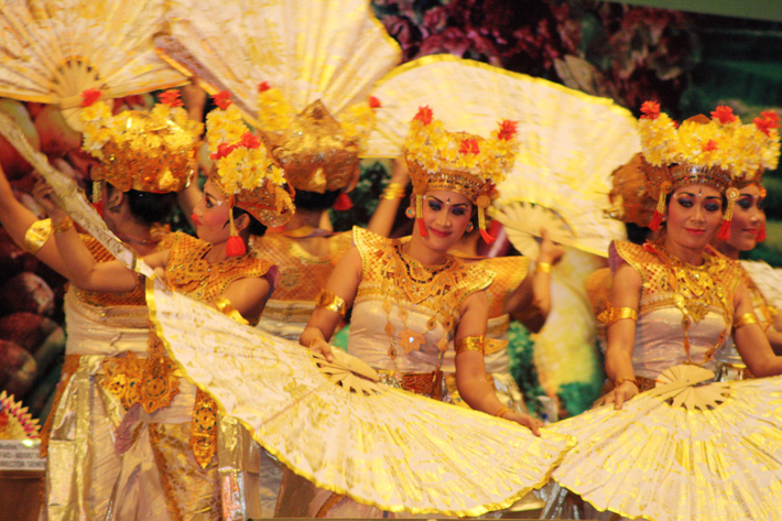 Traditional Indonesian dancers