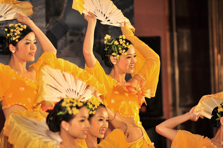 Vietnamese dancers