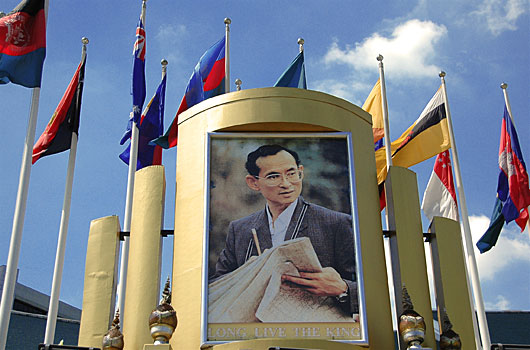 An image of his Majesty the King of Thailand in front of the UN Conference Center.