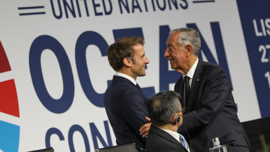 Nel penultimo giorno della Conferenza delle Nazioni Unite sull'Oceano, Emmanuel Macron, Presidente della Francia, saluta Marcelo Rebelo de Sousa, Presidente del Portogallo, durante la sessione plenaria