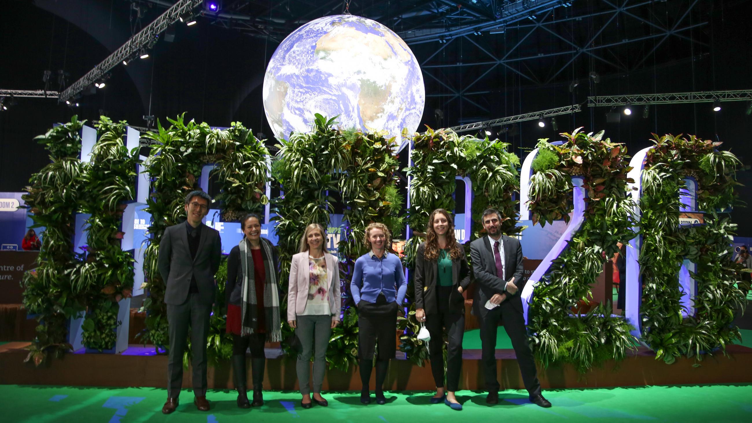 A team photo of the ENB members present at COP26