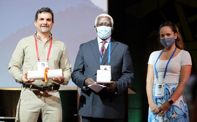 Alfred Oteng-Yeboah, Ghana receives the John Philliips Memorial Medal