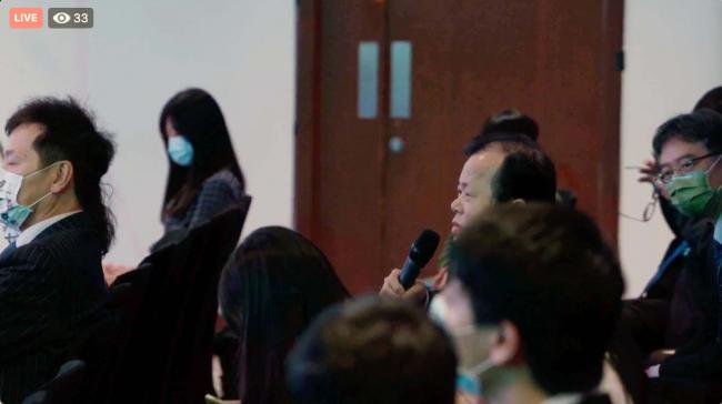 A participant asks a question to the panelists