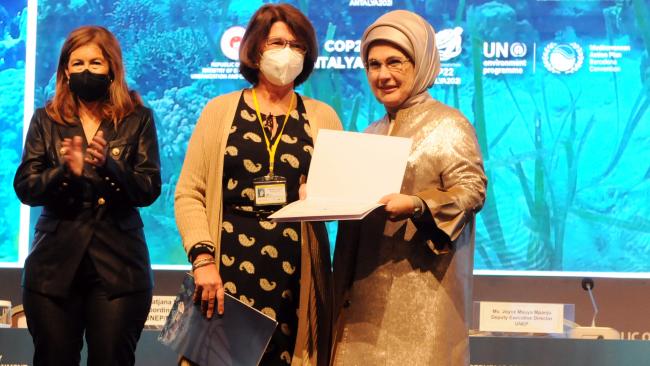 First Lady of Turkey Emine Erdoğan presents the municipality of Crikvenica, Croatia, with the third place of the Istanbul Environment Friendly City Award