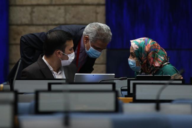 Delegates from Iran consult