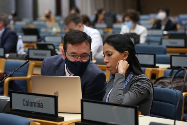 Delegates from Colombia consult