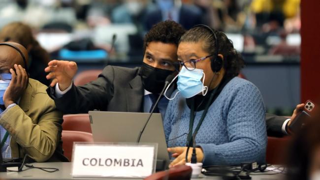 Delegates from Colombia conferring
