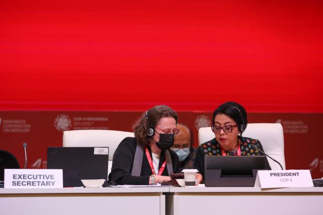 Monika Stankiewicz, Executive Secretary, Minamata Convention, speaks with COP-4 President Rosa Vivien Ratnawati, Indonesia