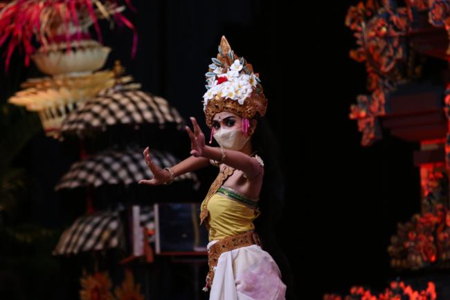 The opening ceremony began with a performance from traditional Balinese dancers