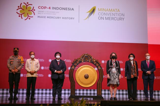 Family photo of Minamata COP4 dignitaries