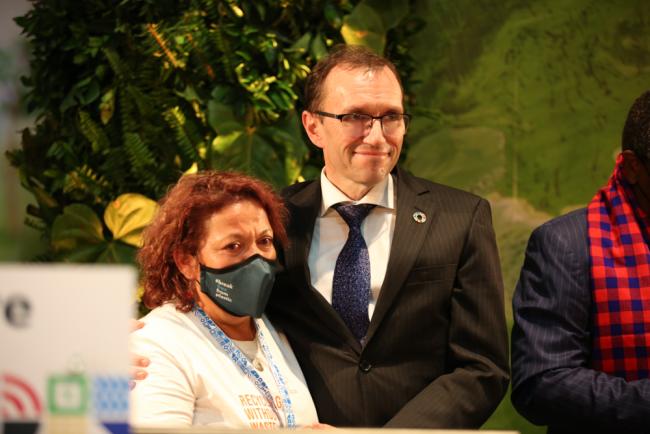 UNEA President Espen Barth Eide, Norway, stands with Solidad Mella, a waste-picker 