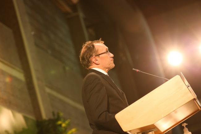 UNEA President Espen Barth Eide, Norway, gives an emotional thanks to the participants of UNEA-5.2