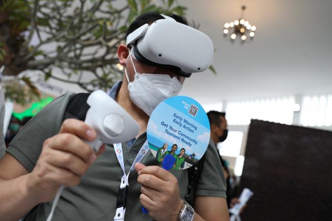 Participants experience various earthquakes and disaster risk response through virtual reality