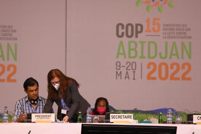 Francisco Jose Avila, COW Chair, consults with the UNCCD Secretariat at the start of the session