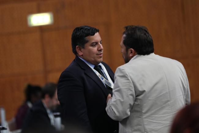 Walter Schuldt, Ecuador, speaks with a delegate