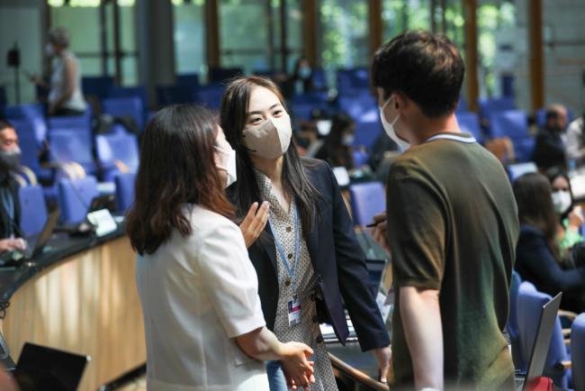 Delegates from China consult