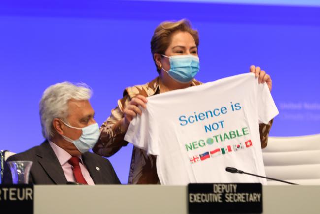Patricia Espinosa, Executive Secretary, UNFCCC, receives a 'science is not negotiable' t-shirt on behalf of the EIG
