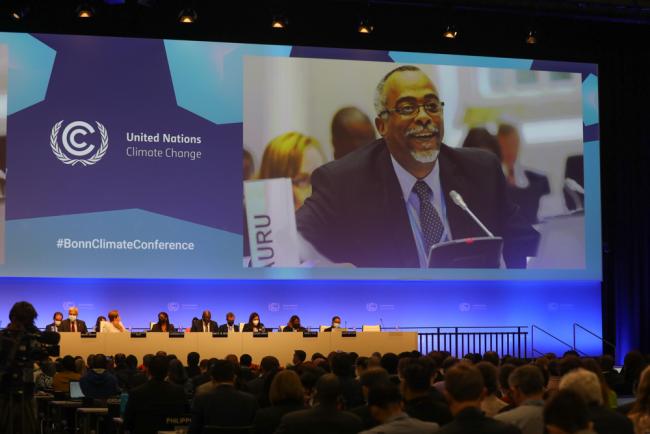 A moment of silence is held to honour Hugh Sealy, Barbados, for his commitment and passion within the UNFCCC process