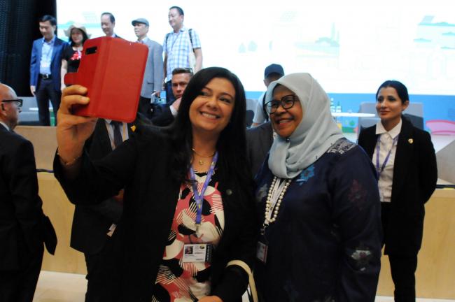 A participant takes a selfie photo with Maimunah Mohd Sharif, UN-Habitat Executive Director