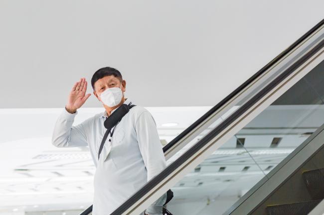 Delegate on the escalator waving goodbye - OEWG-44-ExMOP-5 - 16Jul2022 - Photo.jpg