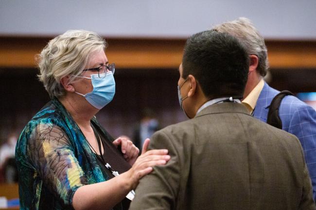 Delegates greeting -OEWG-44-ExMOP-5 - 14Jul2022 - photo.jpg