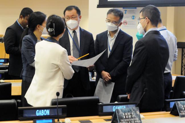 Chinese delegates discuss before the informal group on ABMTs