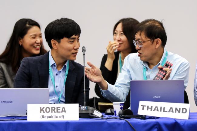 Delegates form Korea and Thailand