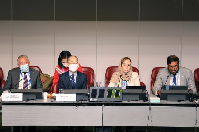 From L-R: Abdalah Mokssit, IPCC Secretary; IPCC Chair Hoesung Lee; Malak Al-Nory, Saudi Arabia; and Farhan Akhtar, US