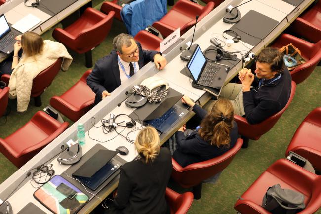 Éric Brun, France, conferring with the german delegation