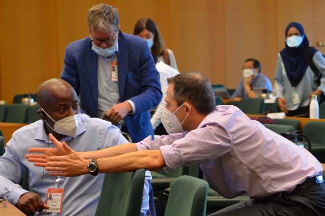 POPRC member Gotfried Uiseb, Namibia, speaks with Ian Doyle, UK - 30Sep2022 - Photo