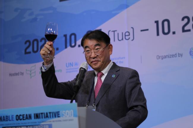 Wan-hyun Choi, President of Mabik toasting 
