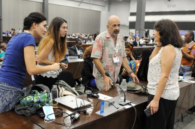 Delegates from Spain in discussions\