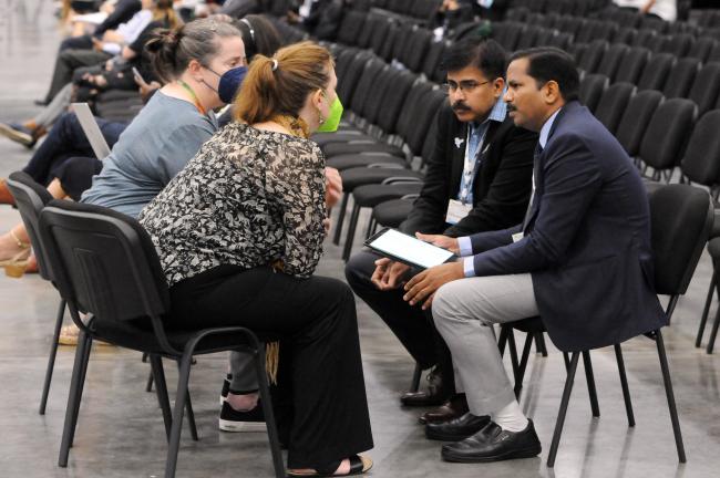 Delegates from the US and India confer