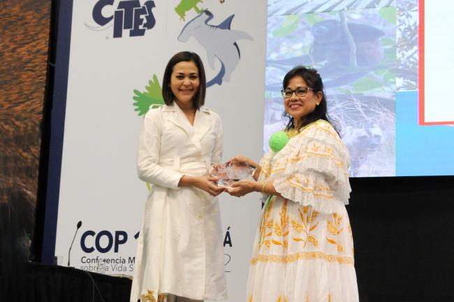 Janaina Tewaney Mencomo, Minister of Foreign Affairs, Panama, and Ivonne Higuero, Secretary-General, CITES