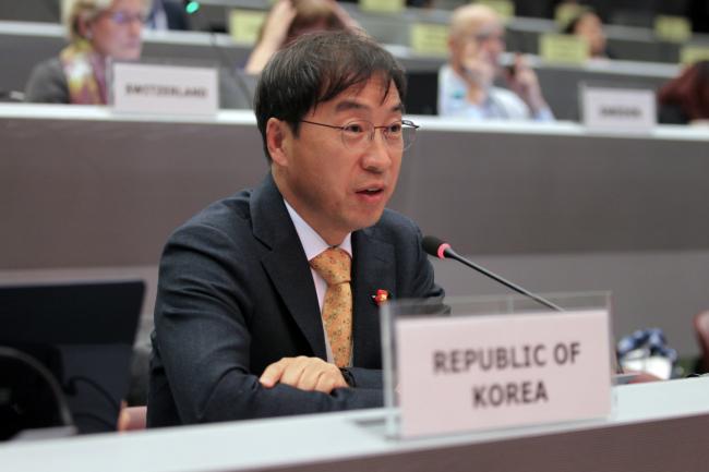 Kim Jong-Ryool, South Korea