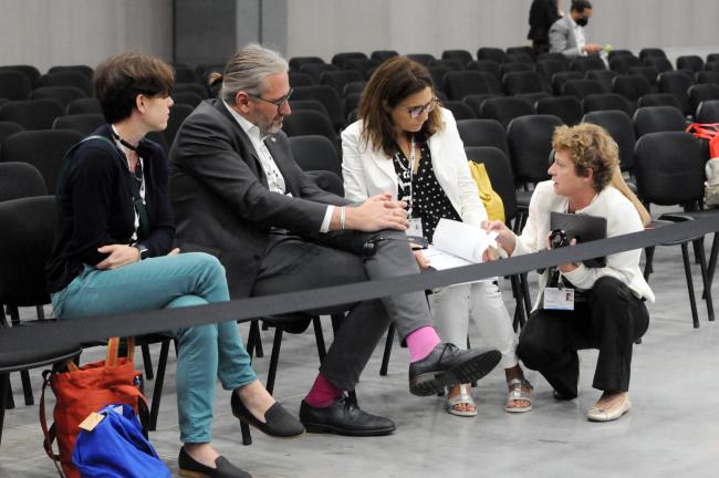 Particpants discuss on the sides of the Committee session