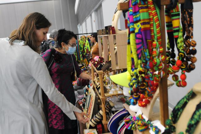 Camilla Floros, TRAFFIC, and Ivonne Higuero, Secretary-General, CITES, find a moment to appreciate Panamanian souvenirs