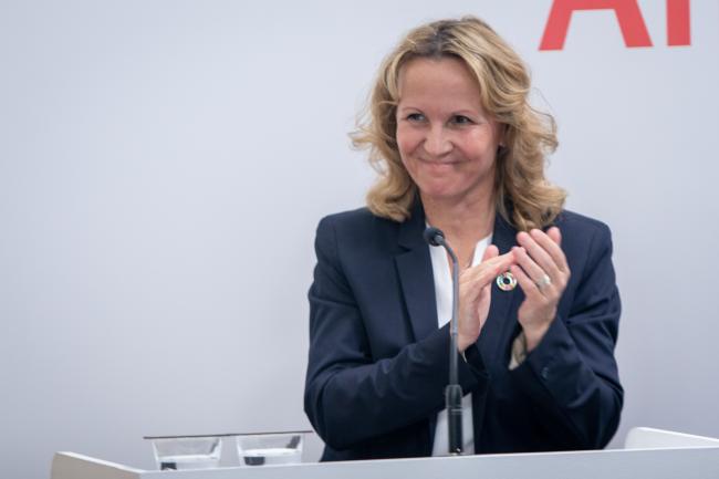Steffi Lemke clapping