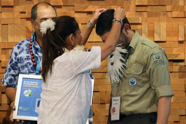 A present from Rapa Nui People to the representatives of Costa Rica 