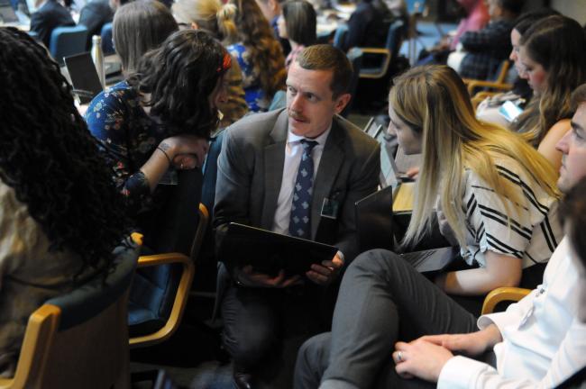 Delegates from the US and the UK discuss informally during plenary