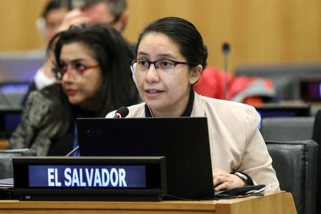 Ligia Flores Soto, El Salvador, facilitated the informal discussions on capacity building and the transfer of marine technology