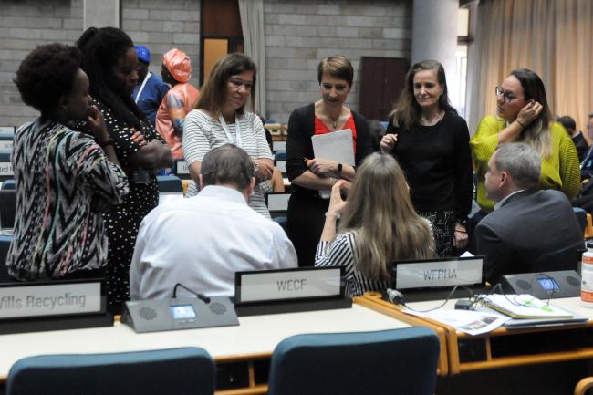 Huddle between representatives of Industry