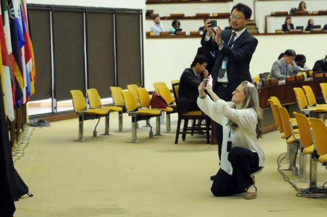 Delegates take a photo of the diagram suggested by Norway