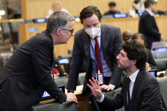 Delegates from the EU conferring