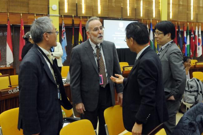 Gregory O’Brien, US, in conversations with delegates from Japan