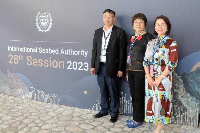 Maolin Li, China, with Guifang Xue and Xiangxin Xu, Center for Polar and Deep Ocean Development
