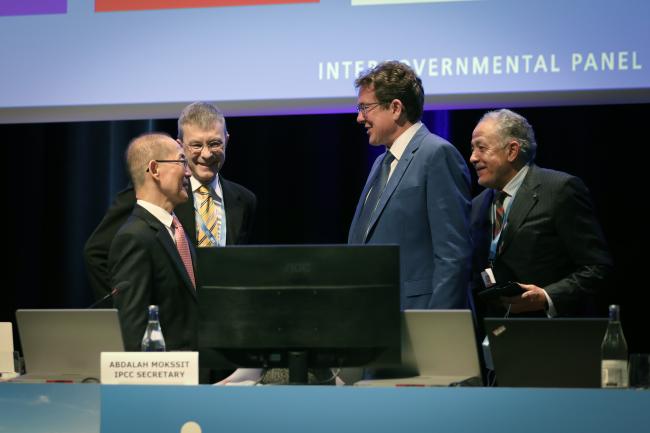 Hoesung Lee, IPCC Chair handshaking with Albert Rösti, Minister 